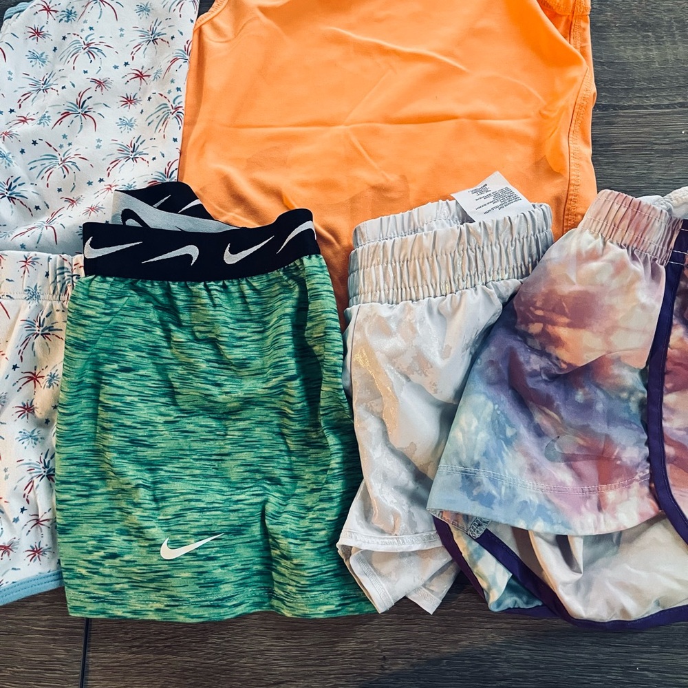 Lot of 6 pieces exercise clothes size 5 girls. Nike and more